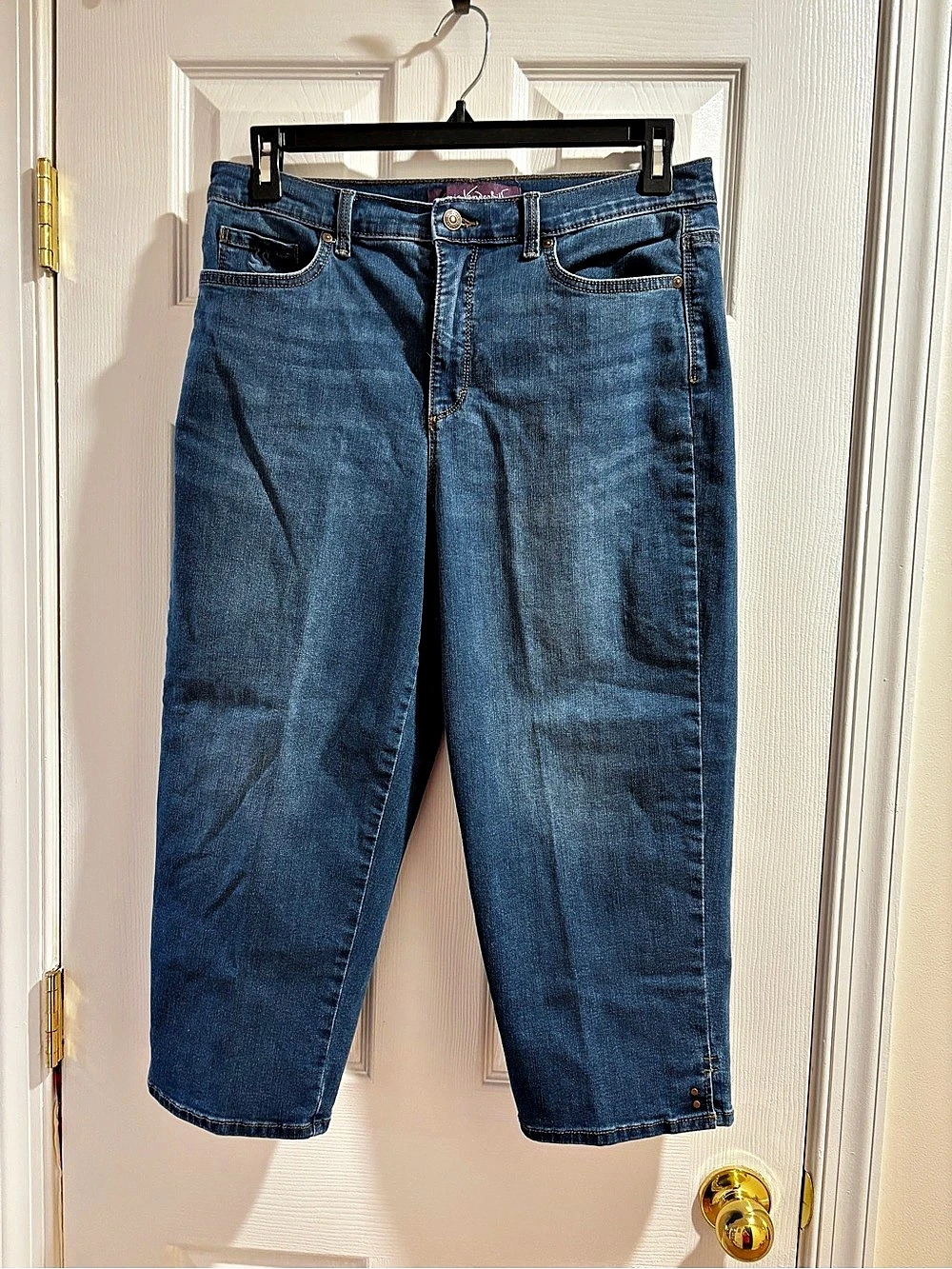 Gloria Vanderbilt Amanda Capri Jeans Blue - Size 12 - Never worn.